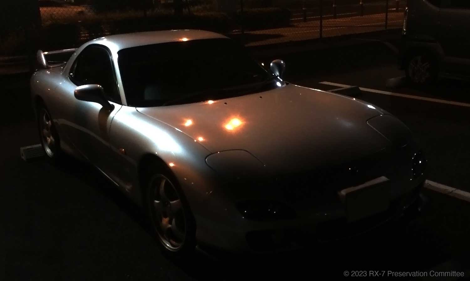 街灯の明かりを反射するRX-7(FD3S)の写真