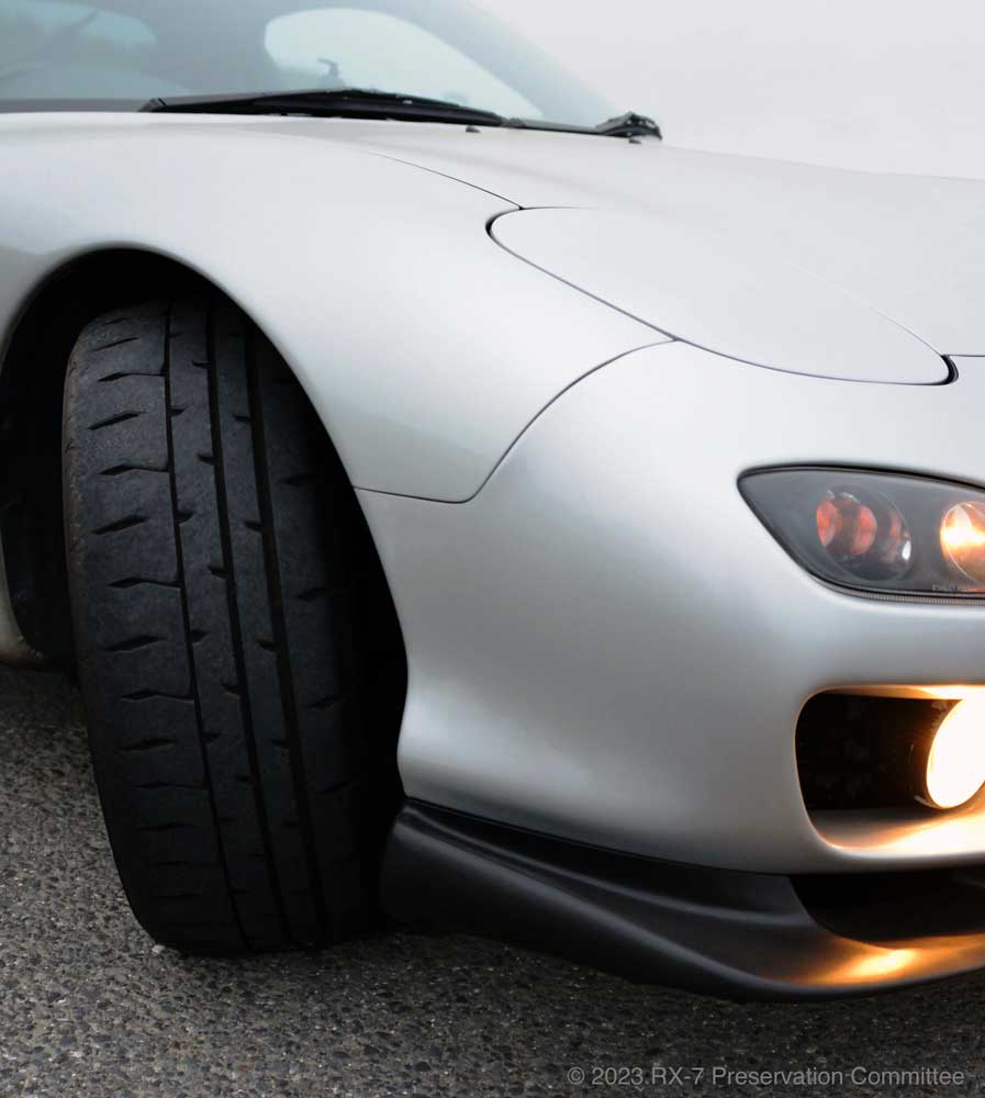 RX-7(FD3S)とタイヤの写真