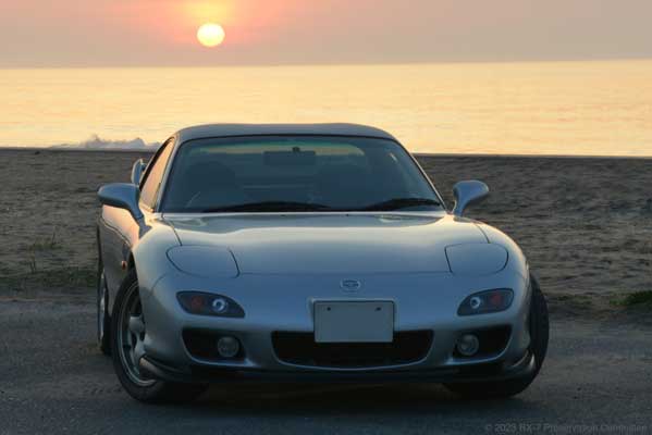 RX-7(FD3S)と日の出の写真