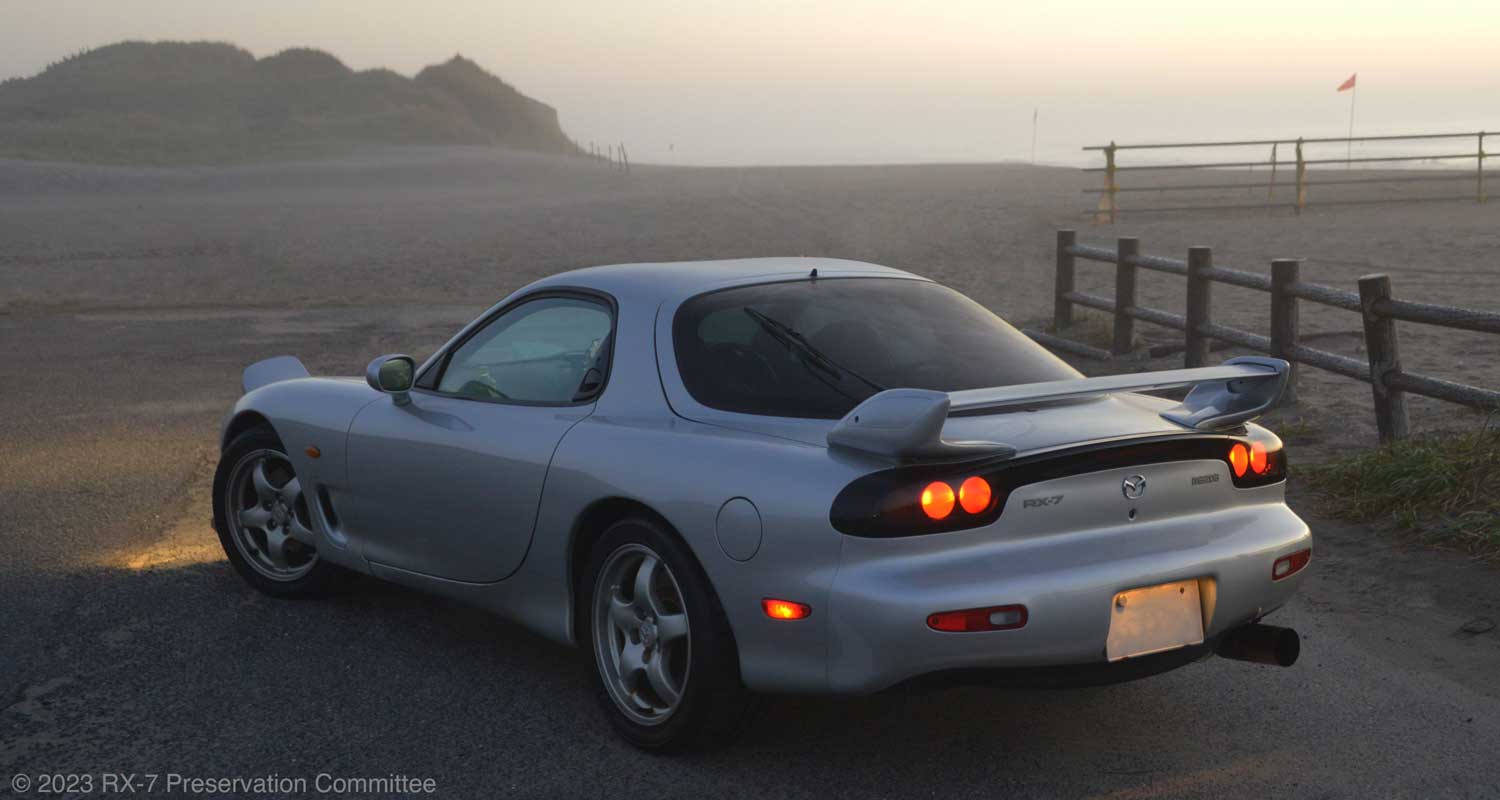 日の出前の浜辺で撮影したRX-7(FD3S)