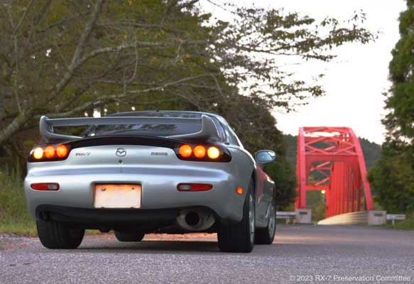 山間の道とRX-7(FD3S)の写真