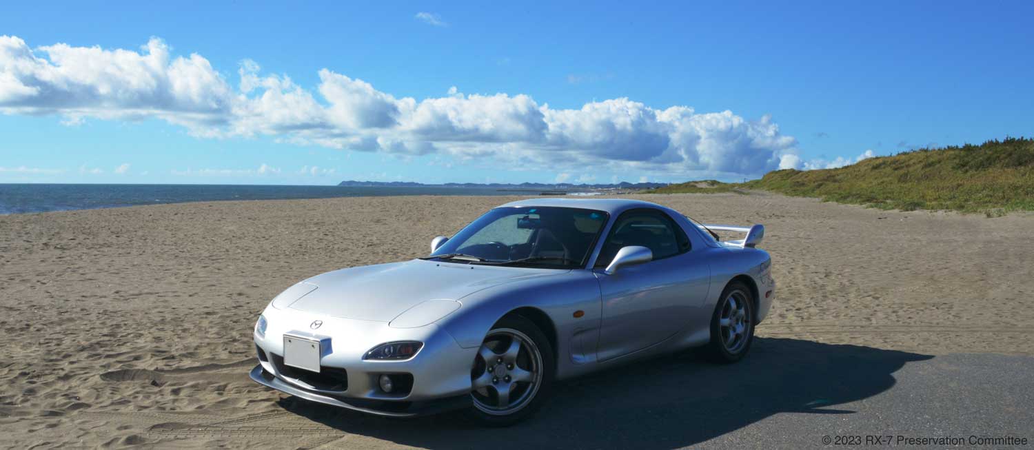 砂浜と青空と白雲とRX-7(FD3S)の写真