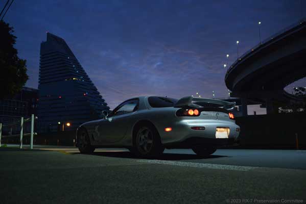 夜明け前に佇むRX-7(FD3S)の写真