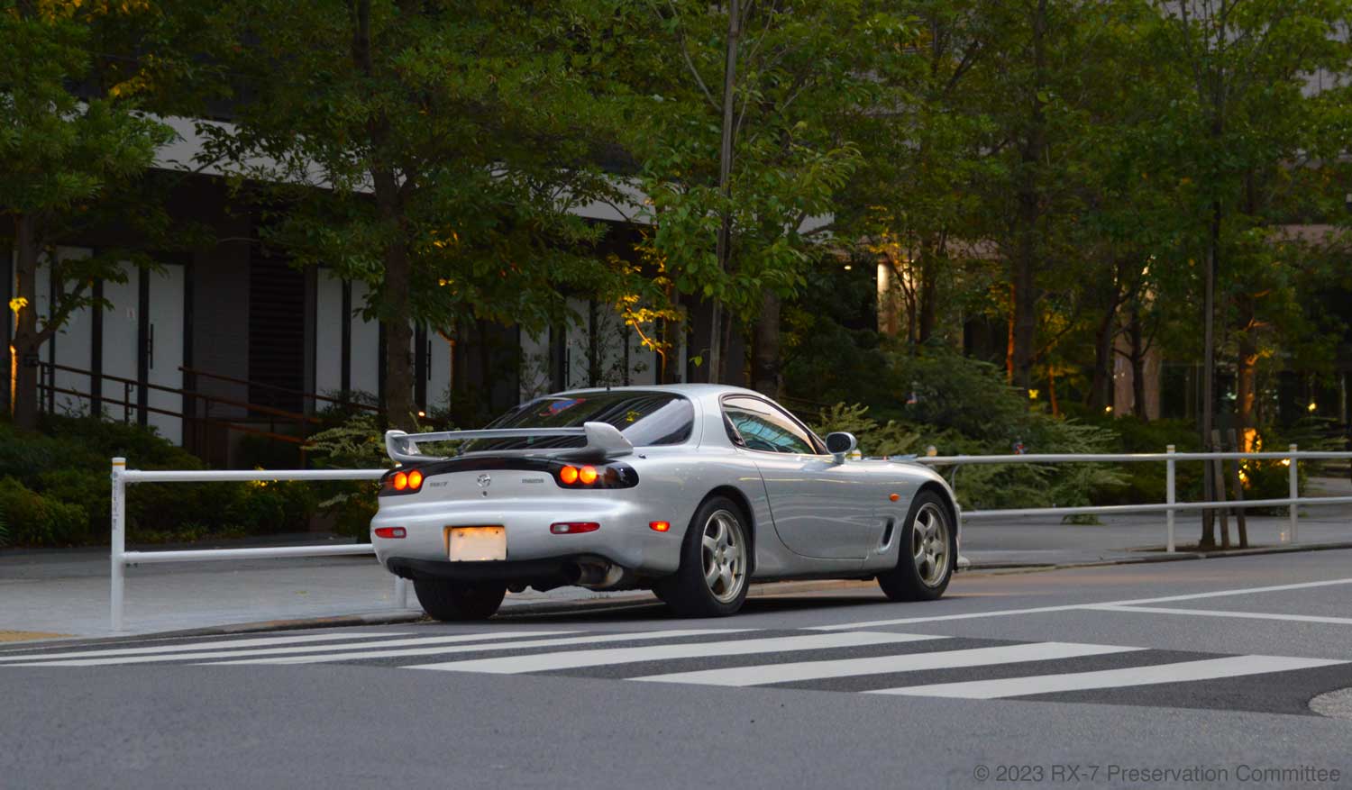 朝の静けさと緑のある街中のRX-7(FD3S)の写真