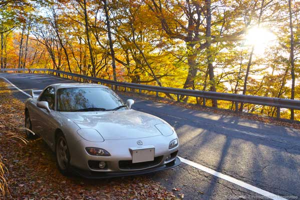 朝日の中の紅葉とRX-7(FD3S)の写真