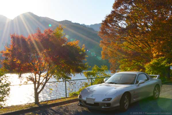 朝日の中の紅葉とRX-7(FD3S)の写真(その2)