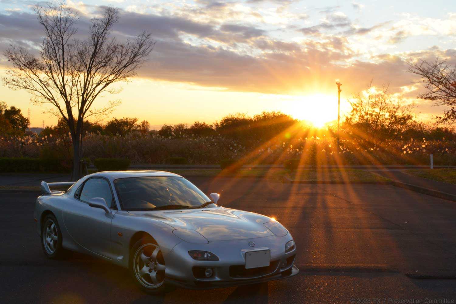 夕日に包まれるRX-7(FD3S)の写真