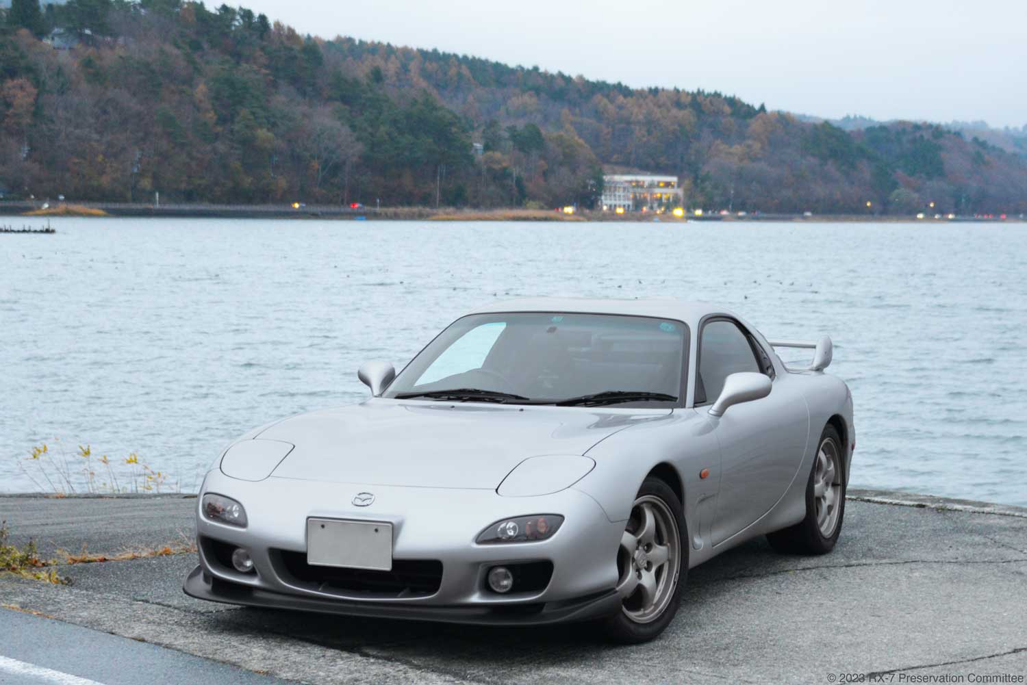 湖の辺りのRX-7(FD3S)の写真