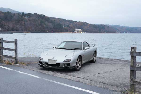 湖の辺りのRX-7(FD3S)の写真