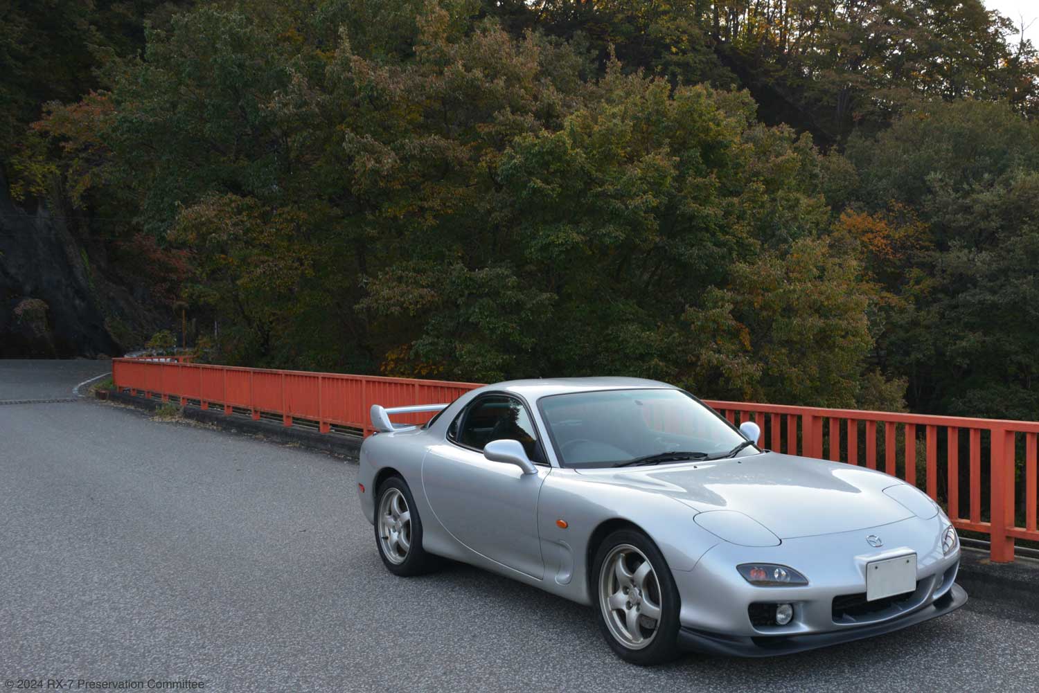 山道を抜けたRX-7(FD3S)の写真