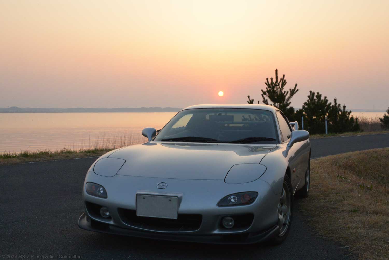 湖とRX-7(FD3S)の写真