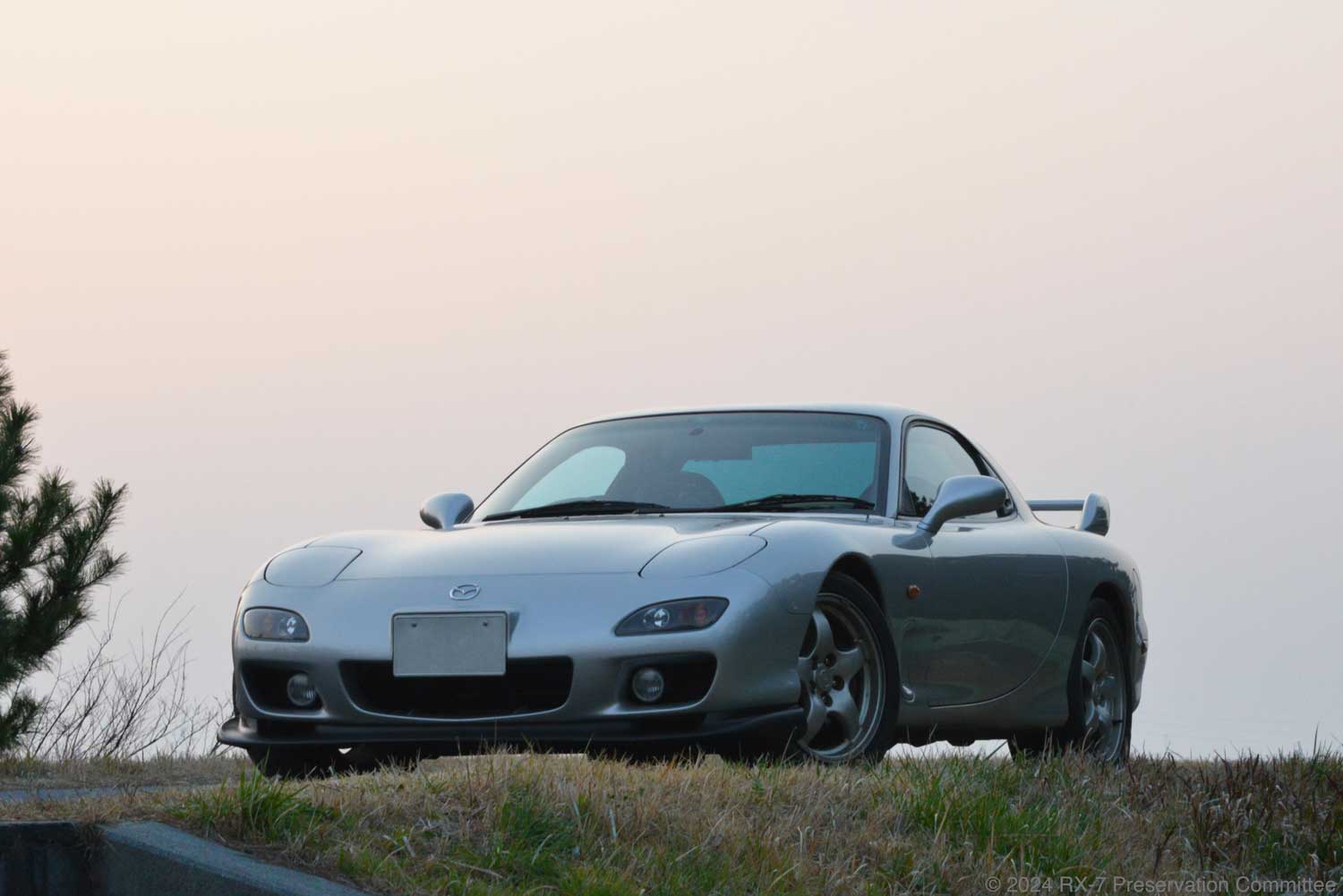 湖とRX-7(FD3S)の写真