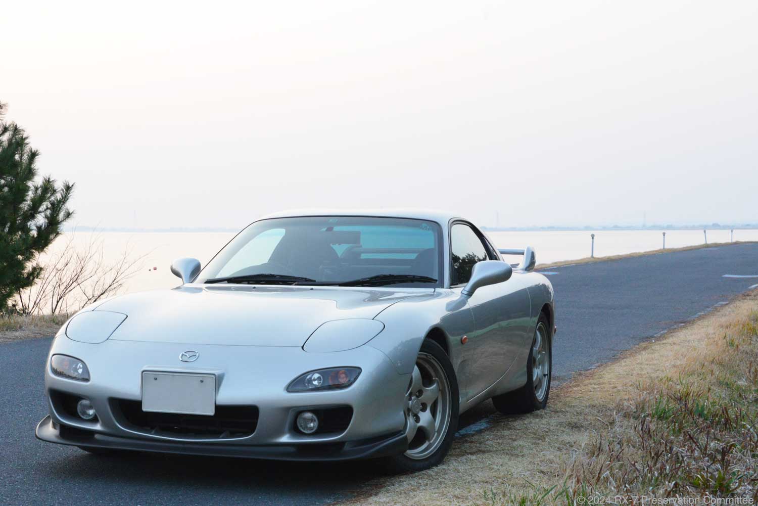 湖とRX-7(FD3S)の写真