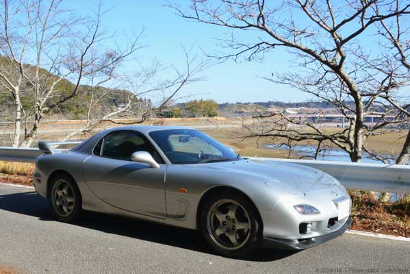 ダム湖とRX-7(FD3S)の写真