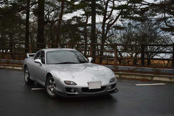 雨の中のRX-7(FD3S)の写真