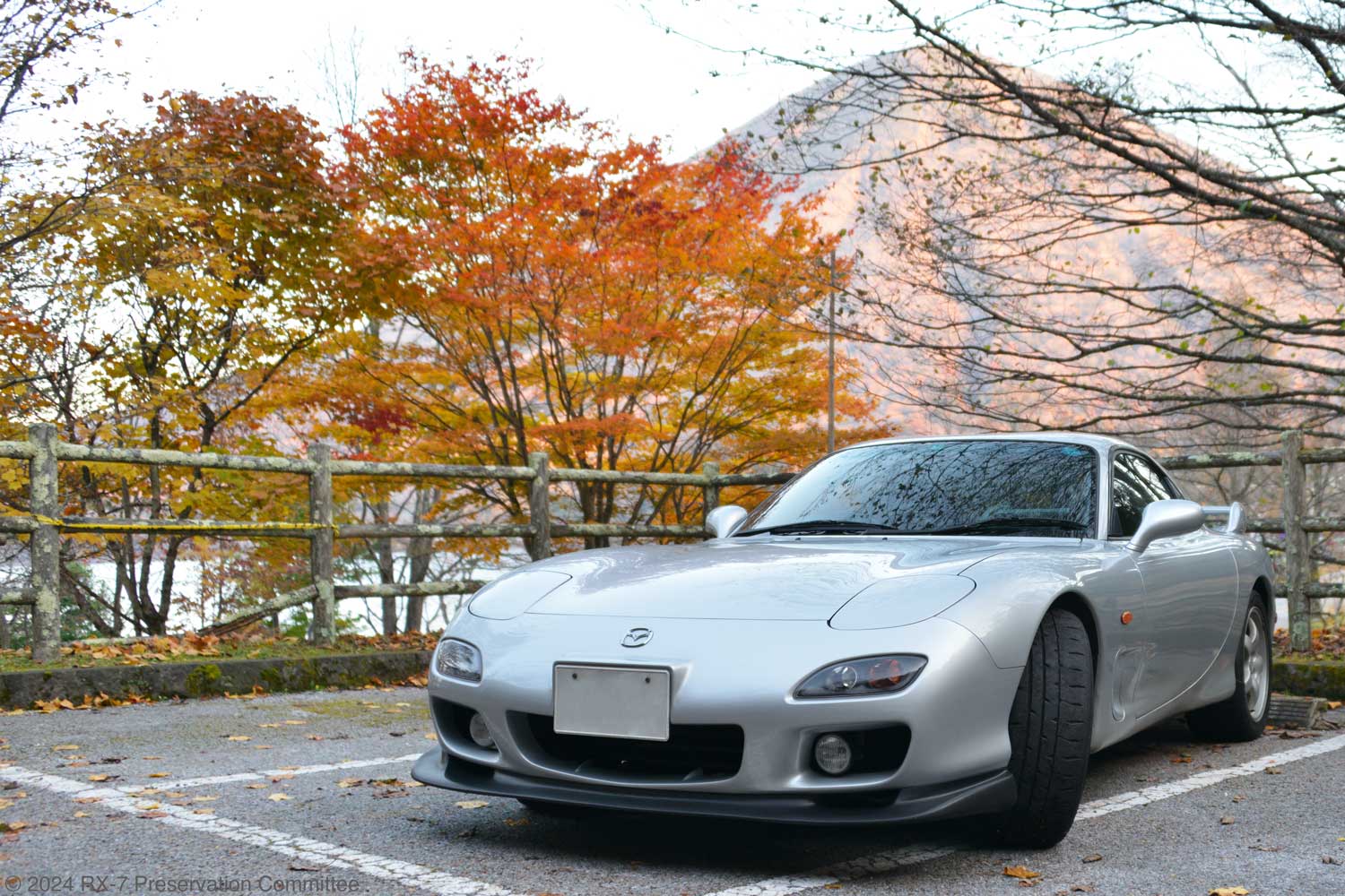 紅葉の中のRX-7(FD3S)の写真