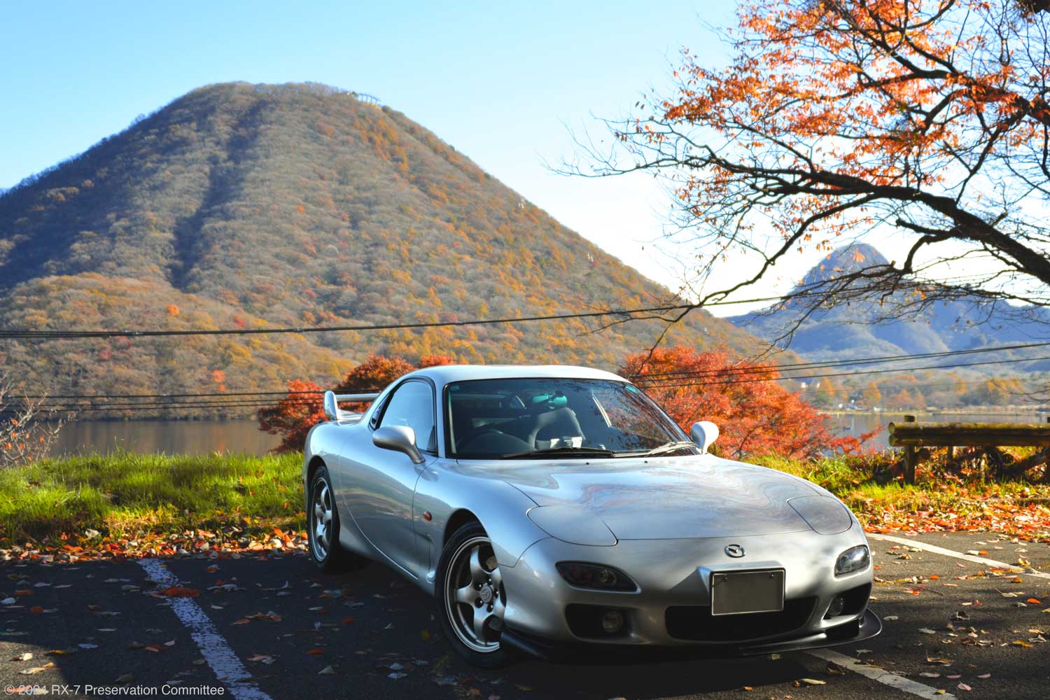 秋の山とRX-7(FD3S)の写真