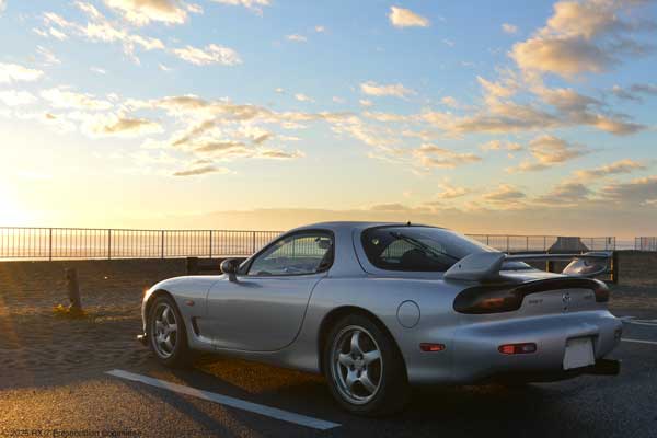 朝の海辺とRX-7(FD3S)の写真
