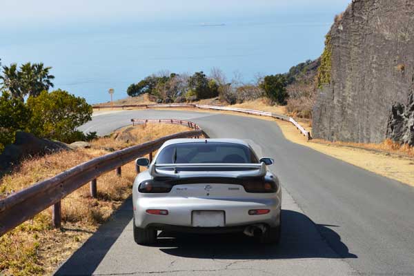 下り坂のRX-7(FD3S)の写真