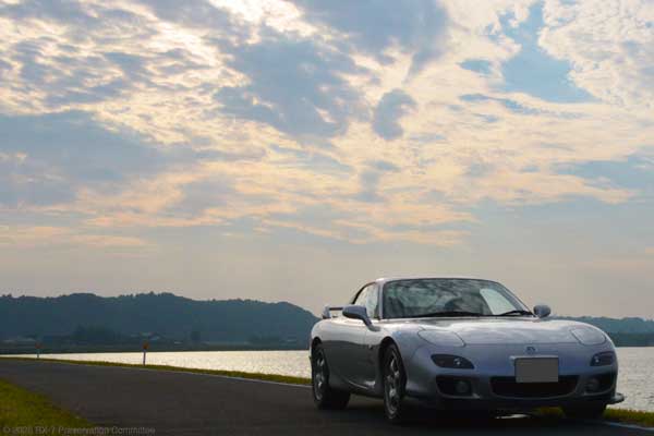 曇り空とRX-7(FD3S)の写真